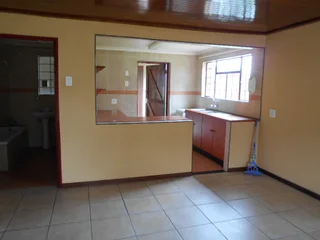 HONEYDEW, PET FRIENDLY, 2-bed cottage on safe plot, tarred road, electric fence &amp; gate