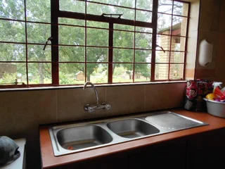 HONEYDEW, PET FRIENDLY, 2-bed cottage on safe plot, tarred road, electric fence &amp; gate