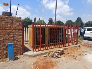 Palisade fencing, gates and paint