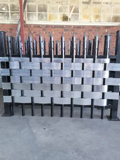 Palisade Fencing And Paints - Weaving