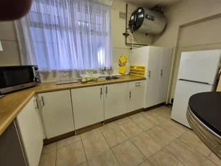 Sunny, secure apartment in Pristine condition - Opposite Sanlam Bellville