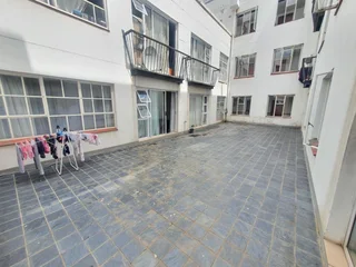 Large room  in Braamfontein incl water, elec and Fibre WiFi. Available now  or from 1 Jan 2026.