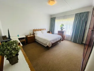 Big room to rent in Florida Park, incl water, elec and Fibre WiFi. Available now or from 1 Dec 2025