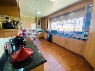 Big room to rent in Florida Park, incl water, elec and Fibre WiFi. Available now or from 1 Dec 2025