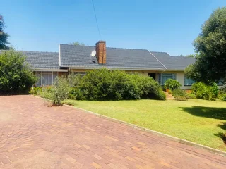 Big room to rent in Florida Park, incl water, elec and Fibre WiFi. Available now or from 1 Dec 2025