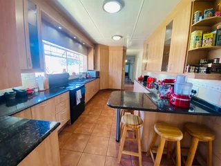 Big room to rent in Florida Park, incl water, elec and Fibre WiFi. Available now or from 1 Dec 2025