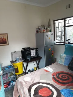 One backroom with own bathroom available in Florida Park. Available now or from 1 Dec 2025