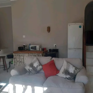 One bedroom garden flat in central Hilton