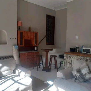 One bedroom garden flat in central Hilton