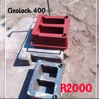 Geolock retaining blocks molds