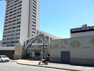 Secure Gardens Shopping Centre Studio Apartment. With endless views over the City and the Bay.