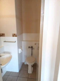 Secure Gardens Shopping Centre Studio Apartment. With endless views over the City and the Bay.