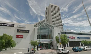 Secure Gardens Shopping Centre Studio Apartment. With endless views over the City and the Bay.