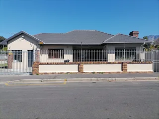 Stunning 2 bed-room Keniworth R16 900 per month