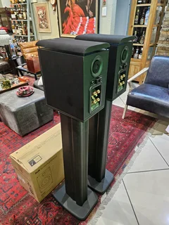 Bowers &amp; Wilkins 686 Bookshelf Speakers – Pair (Black Ash Finish) with Stands