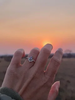 9kt Pear shaped salt&pepper diamond ring