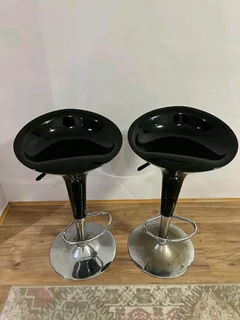 2 Kitchen Bar Stools for Sale – Still in Good Condition!