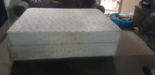 Queen size bed  - Bargain  !!!