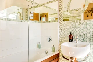  **Spacious 2-Bedroom Flat with Breathtaking Table Mountain Views in Vredehoek**