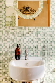  **Spacious 2-Bedroom Flat with Breathtaking Table Mountain Views in Vredehoek**