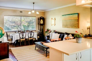  **Spacious 2-Bedroom Flat with Breathtaking Table Mountain Views in Vredehoek**