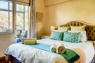  **Spacious 2-Bedroom Flat with Breathtaking Table Mountain Views in Vredehoek**