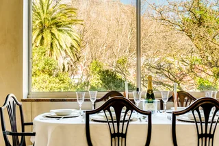  **Spacious 2-Bedroom Flat with Breathtaking Table Mountain Views in Vredehoek**