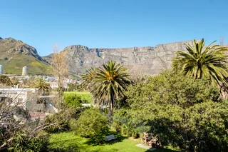  **Spacious 2-Bedroom Flat with Breathtaking Table Mountain Views in Vredehoek**
