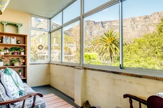  **Spacious 2-Bedroom Flat with Breathtaking Table Mountain Views in Vredehoek**