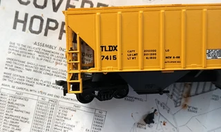 Two Athearn HO US goods wagons