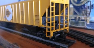 Two Athearn HO US goods wagons