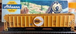 Two Athearn HO US goods wagons