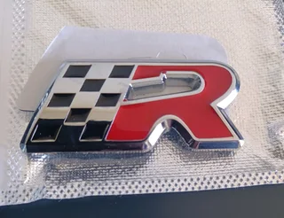 SEAT Cupra R front grille and back badges