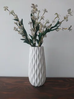 Contemporary white ceramic vase for sale, like new, Umbilo