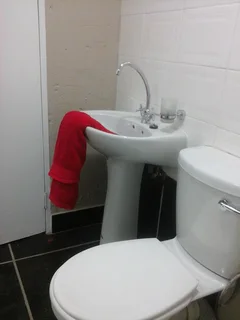 Bryanston-lock-up-&amp;-go. garden Studio/bachelor Pad. Safe, Secure Environment.