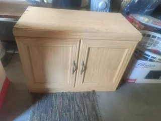 Small unit with cupboard doors. Needs tlc - Free