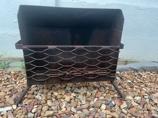 Loose standing fireplace basket
