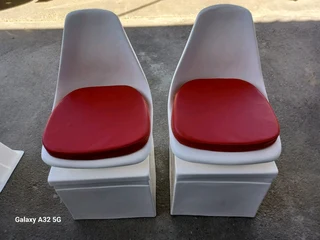 FIBERGLASS BOX WITH SWIVEL SEATS