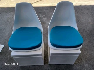 FIBERGLASS BOX WITH SWIVEL SEATS