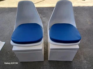 FIBERGLASS BOX WITH SWIVEL SEATS