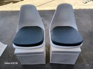 FIBERGLASS BOX WITH SWIVEL SEATS