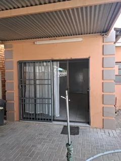 Flat 1BEDROOM in NewPark Kimberley