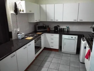 Furnished room in 3 bed 2 bath furnished  apartment in Paulshof