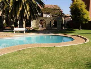 Furnished room in 3 bed 2 bath furnished  apartment in Paulshof