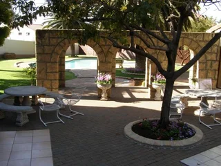 Furnished room in 3 bed 2 bath furnished  apartment in Paulshof