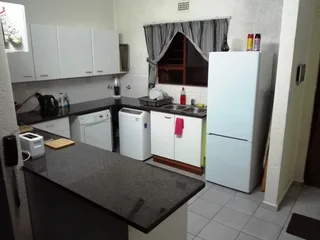 Furnished room in 3 bed 2 bath furnished  apartment in Paulshof
