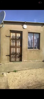 Empty two rooms Ntuzuma E ngaze swimming pool R2000