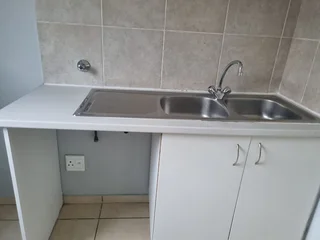 Spacious 2 bedroom flat in Parklands East