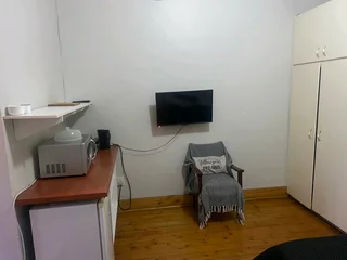 LARGE FURNISHED EN-SUITE