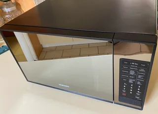Clean 32L Samsung Microwave with mirror finish for sale + Delivery nearby